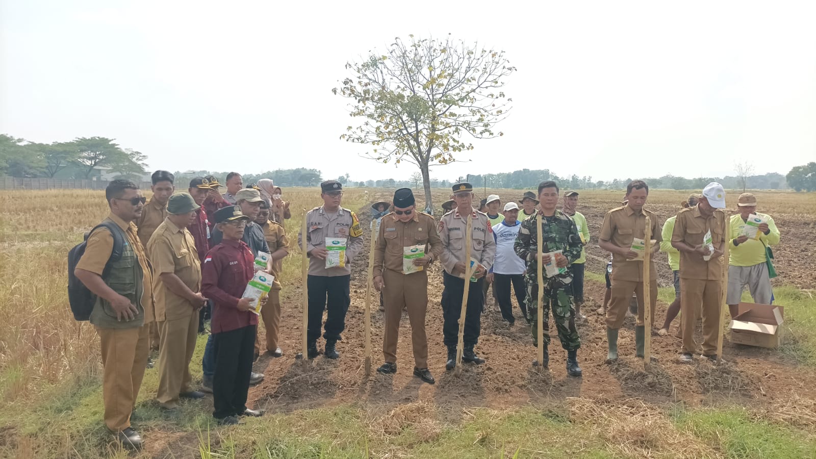 Pemdes Lojikobong Hadiri Kegiatan Penanaman Bibit Program Ketahanan Pangan